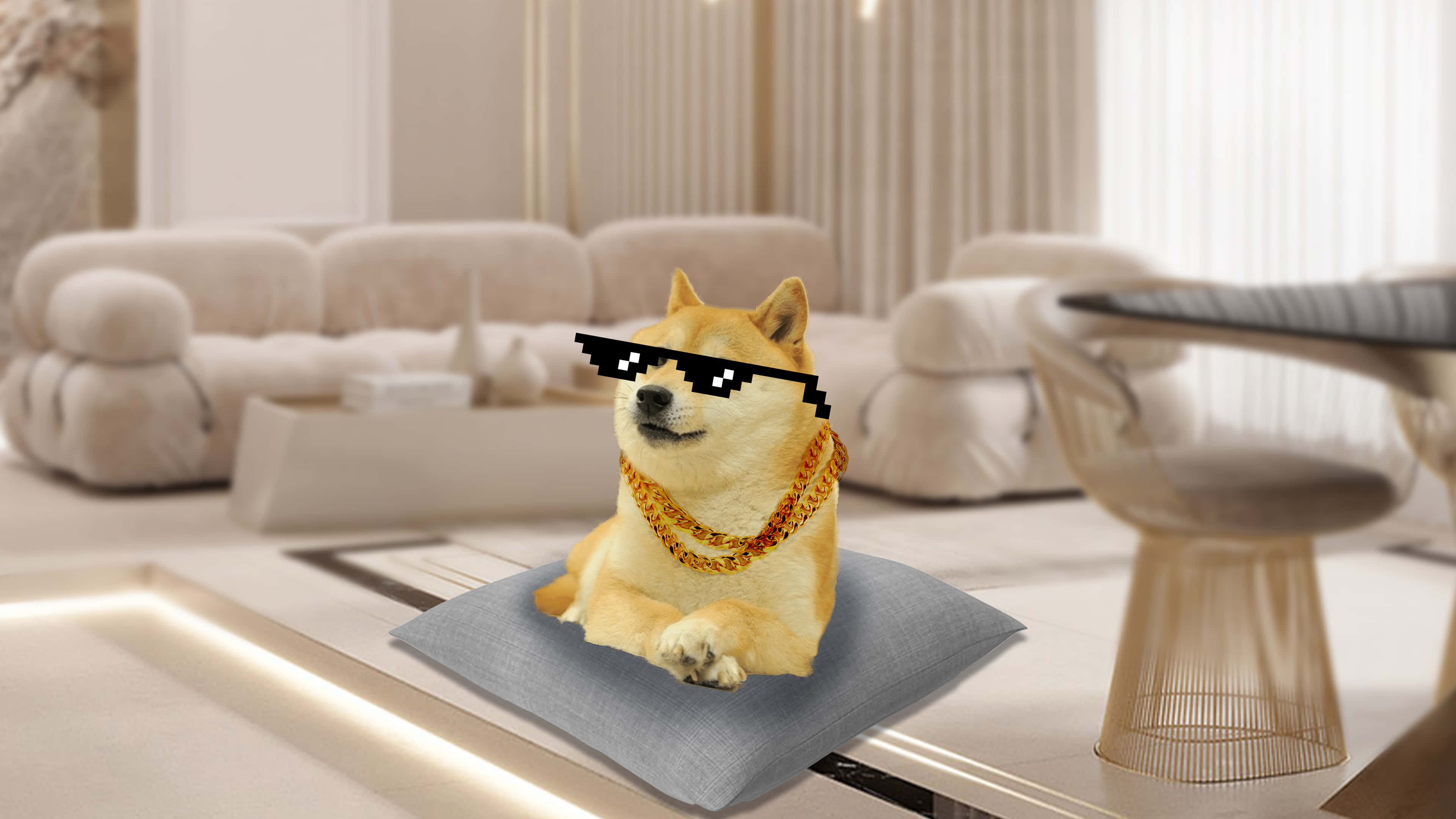 搞笑 桌布 壁紙 — 一隻柴犬戴著像素化太陽眼鏡和一條金鏈，躺在現代簡約客廳的靠墊上。