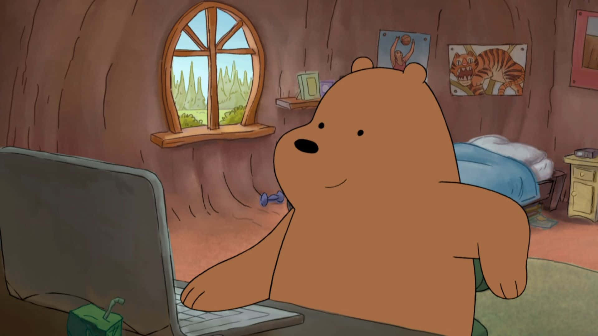 熊熊遇見你 桌布 壁紙 — 一隻棕熊坐在書桌前使用筆記型電腦，身處舒適的樹屋臥室，窗外可見綠樹。