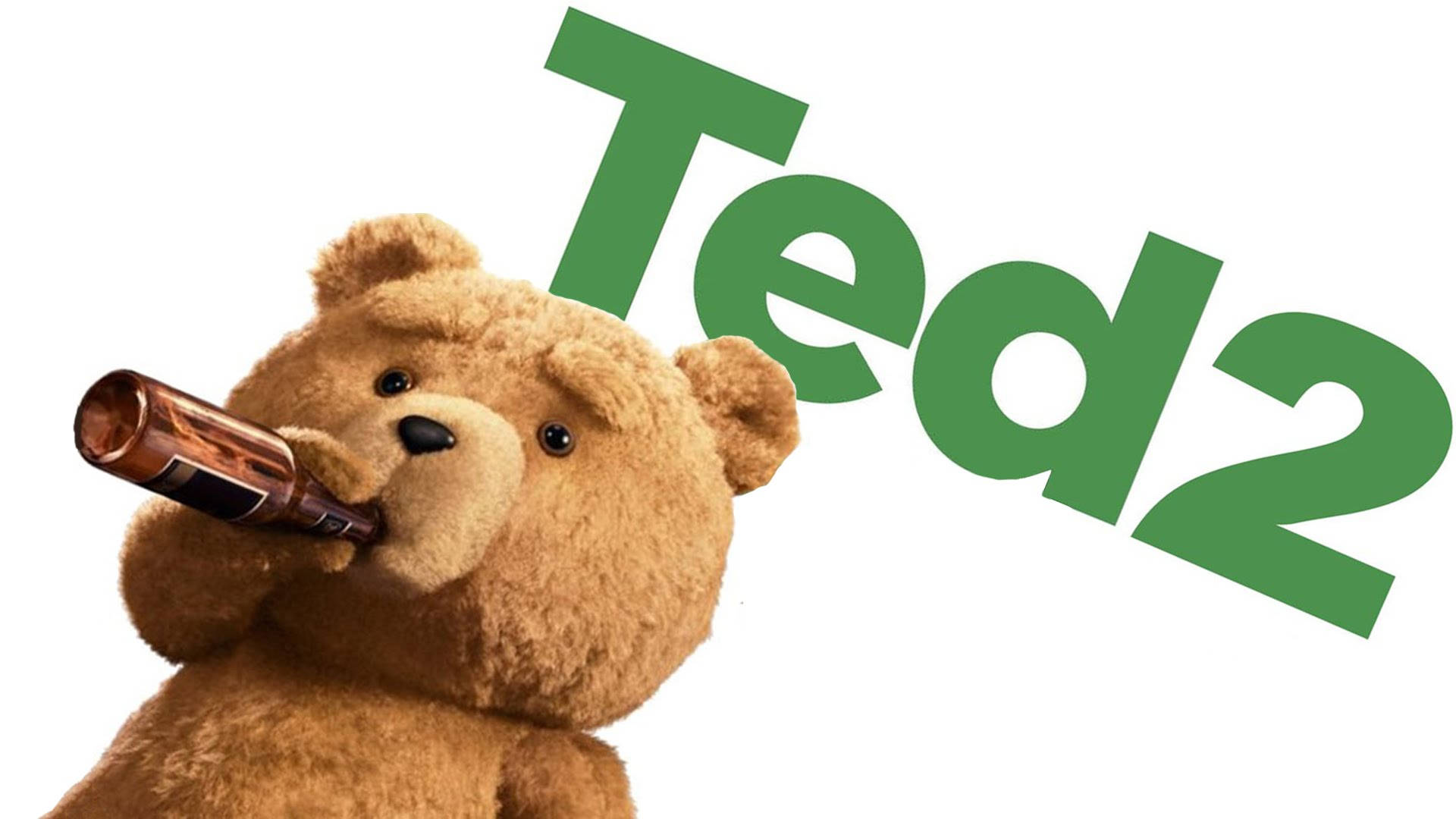 Ted 桌布 壁紙 — 一隻棕色泰迪熊正在用一個背後有綠色 'Ted 2' 標誌的瓶子喝水。