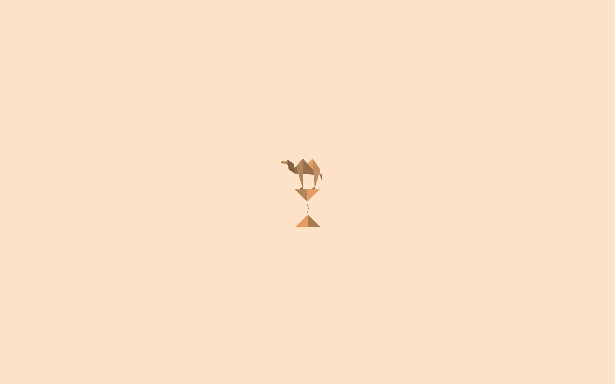 Brown Minimalist 桌布 壁紙 — 一隻極簡幾何駱駝站在金字塔頂端，背景為柔和蜜桃色。