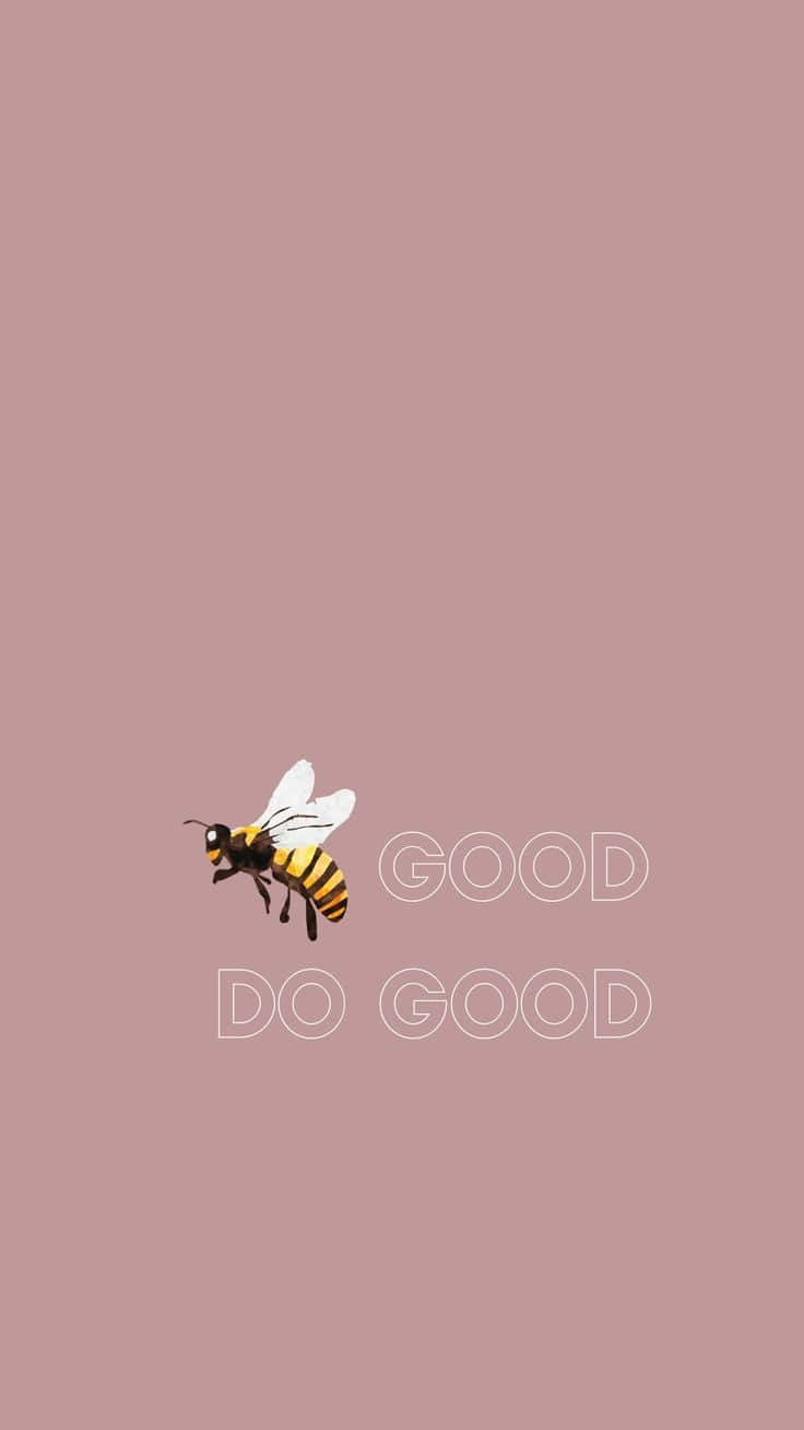 bees 桌布 壁紙 — 一隻極簡風格的蜜蜂插圖在柔和粉紅色背景上，飛翔於「GOOD DO GOOD」文字旁邊。