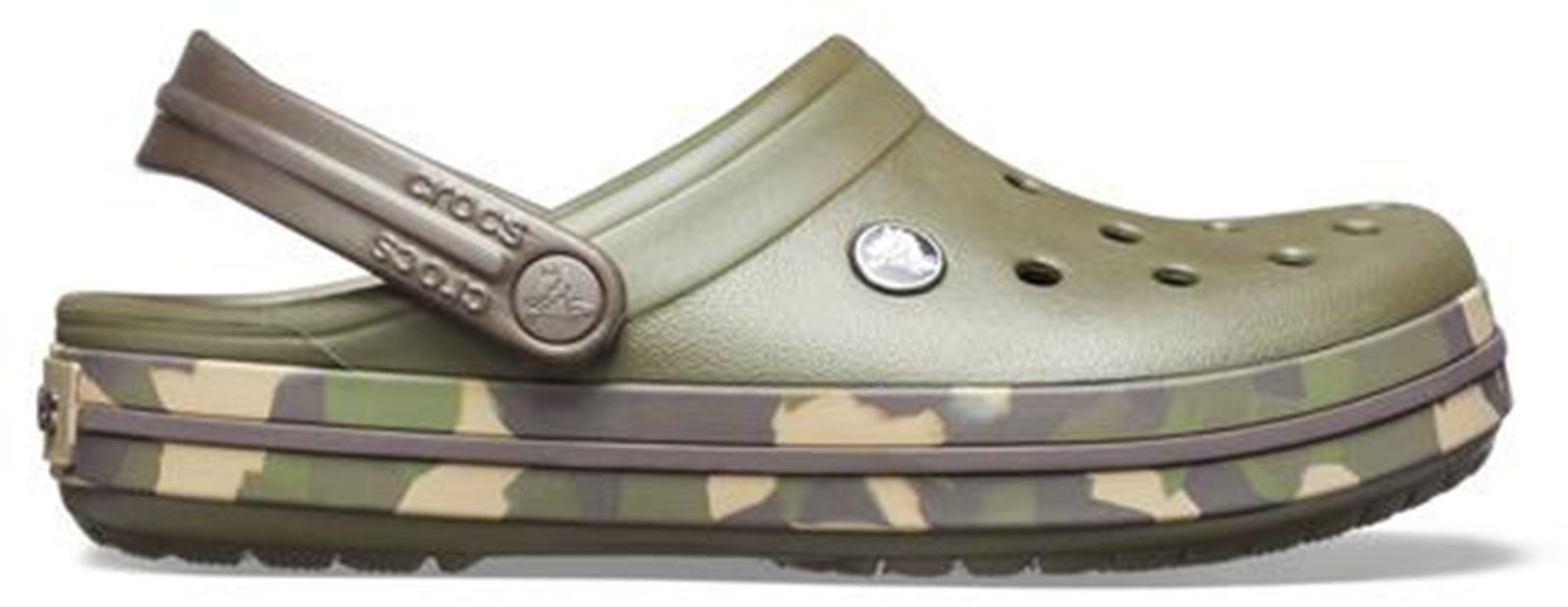 Crocs 桌布 壁紙 — 一隻橄欖綠色Crocs木屐，帶有迷彩圖案鞋底和可調節帶子，背景為白色。
