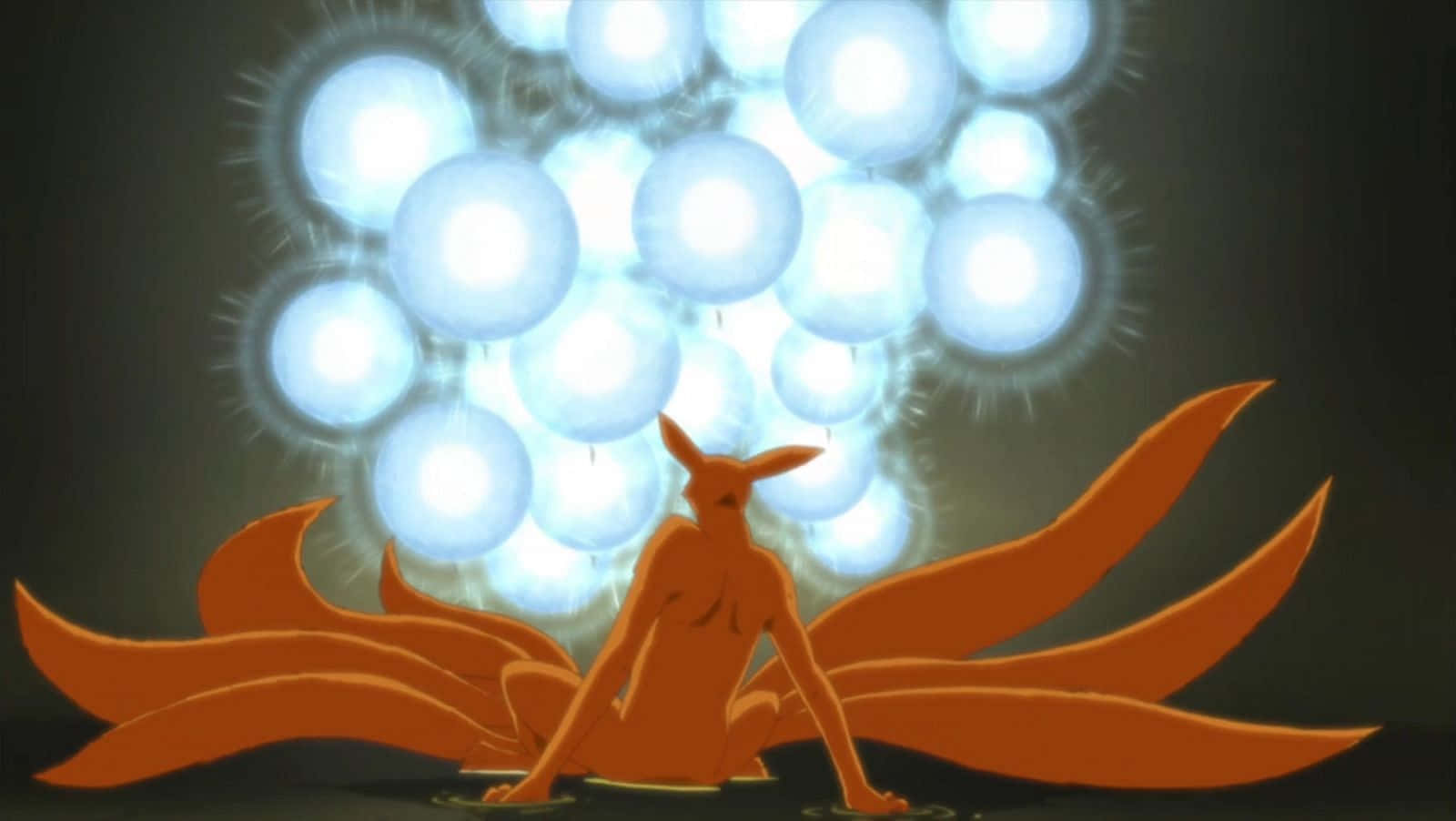 Naruto Nine Tails 桌布 壁紙 — 一隻橙色九尾狐，身後有發光的藍色球體，坐在黑暗的空間中。