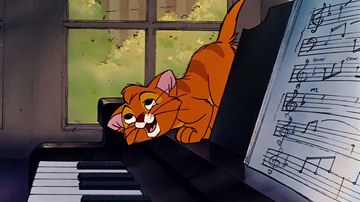 oliver and company 桌布 壁紙 — 一隻橙色動畫貓咪俯身在鋼琴上，旁邊有樂譜，眼睛睜大，嘴巴張開，好像在唱歌或感到驚訝。