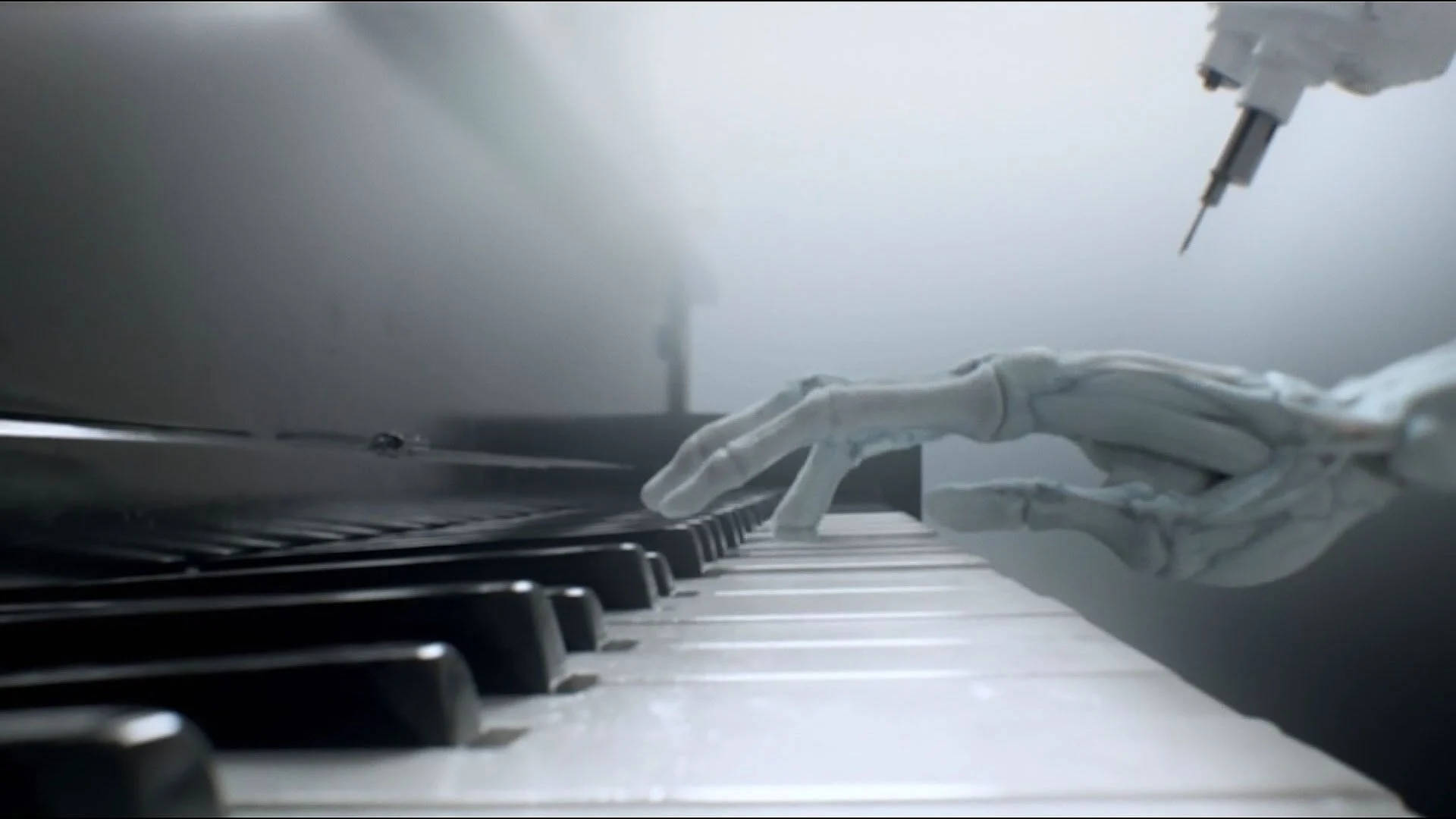 Westworld 桌布 壁紙 — 一隻機械手懸浮在鋼琴琴鍵上方，處於迷霧般的單色場景中，上方懸掛著一支注射器。