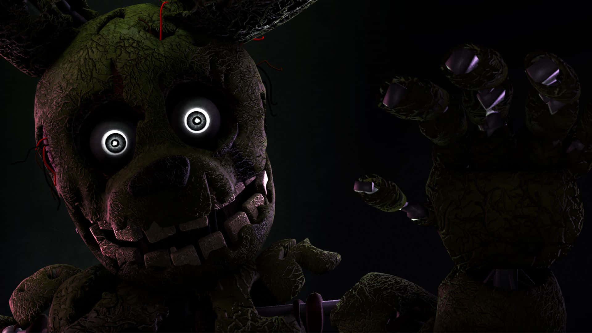Scary Fnaf 桌布 壁紙 — 一隻正在腐爛的電子熊，眼睛發光，露出兇惡的笑容，在黑暗詭異的環境中伸出手來。
