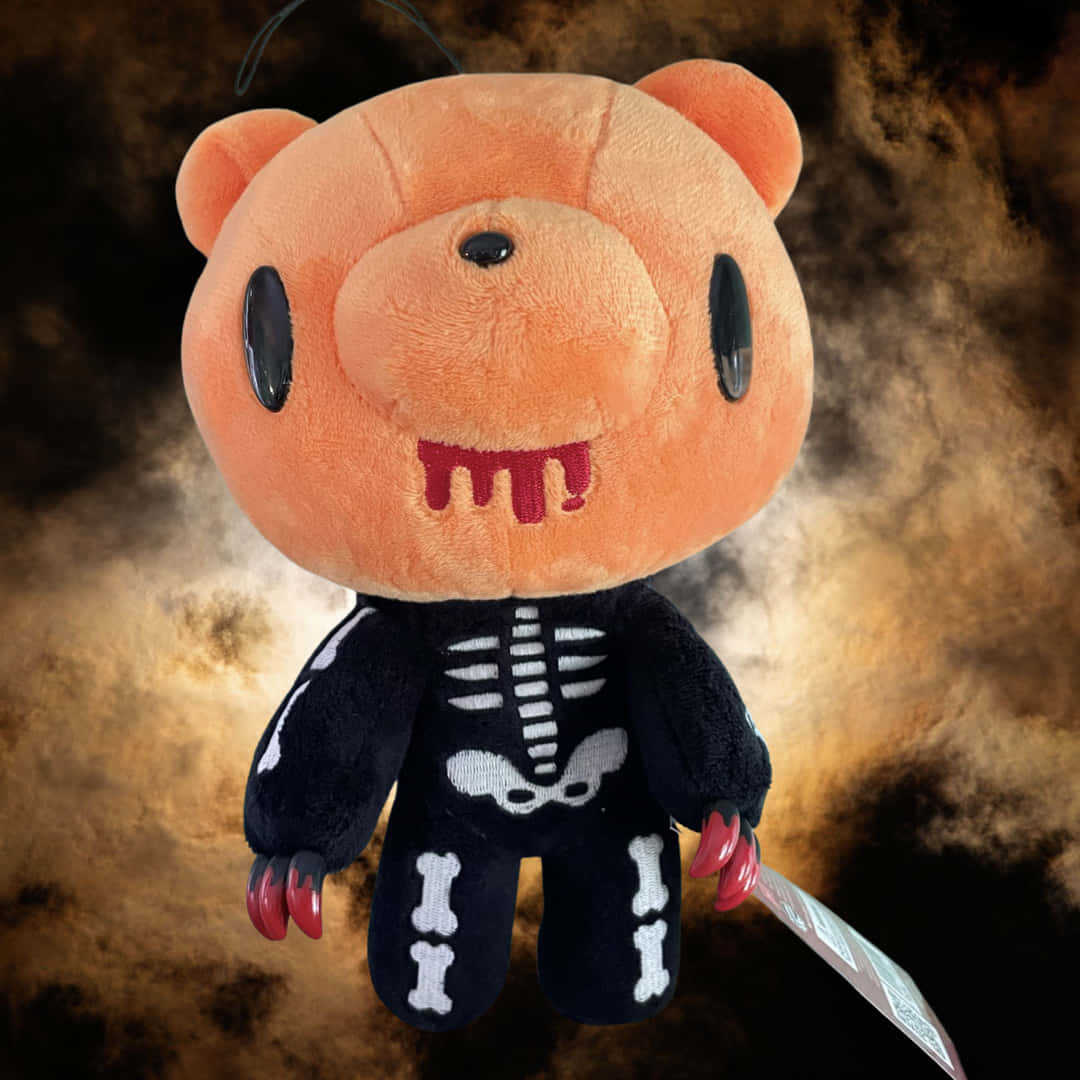 gloomy bear 桌布 壁紙 — 一隻毛絨橙色熊，身穿黑色骷髏圖案服裝，紅色爪子，背景煙霧繚繞、火光熊熊。