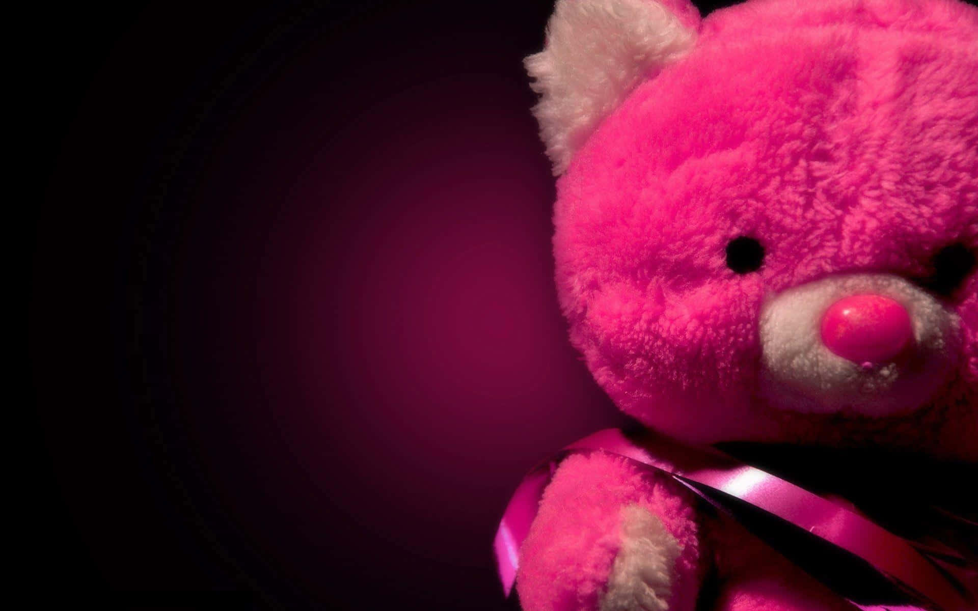 bear love 桌布 壁紙 — 一隻毛絨絨的粉紅色泰迪熊，繫著閃亮的絲帶，坐在深色漸變背景前，柔和的光線突顯其蓬鬆質感。