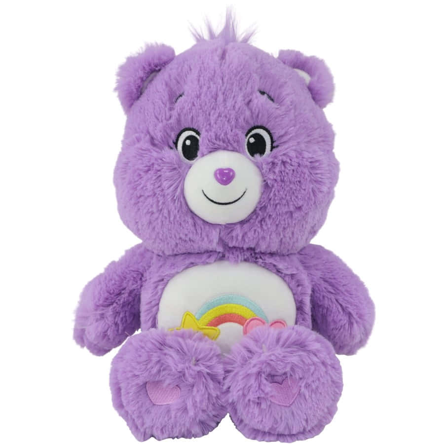 彩虹熊 桌布 壁紙 — 一隻毛絨絨的紫色 Care Bear 毛絨玩具，臉上帶著微笑，肚子上有彩虹標誌，坐在白色背景前。