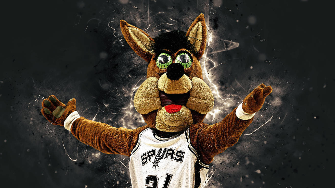 Spurs 桌布 壁紙 — 一隻毛茸茸的卡通狐狸吉祥物穿著熱刺球衣，在黑暗煙霧背景中迸發出電能。