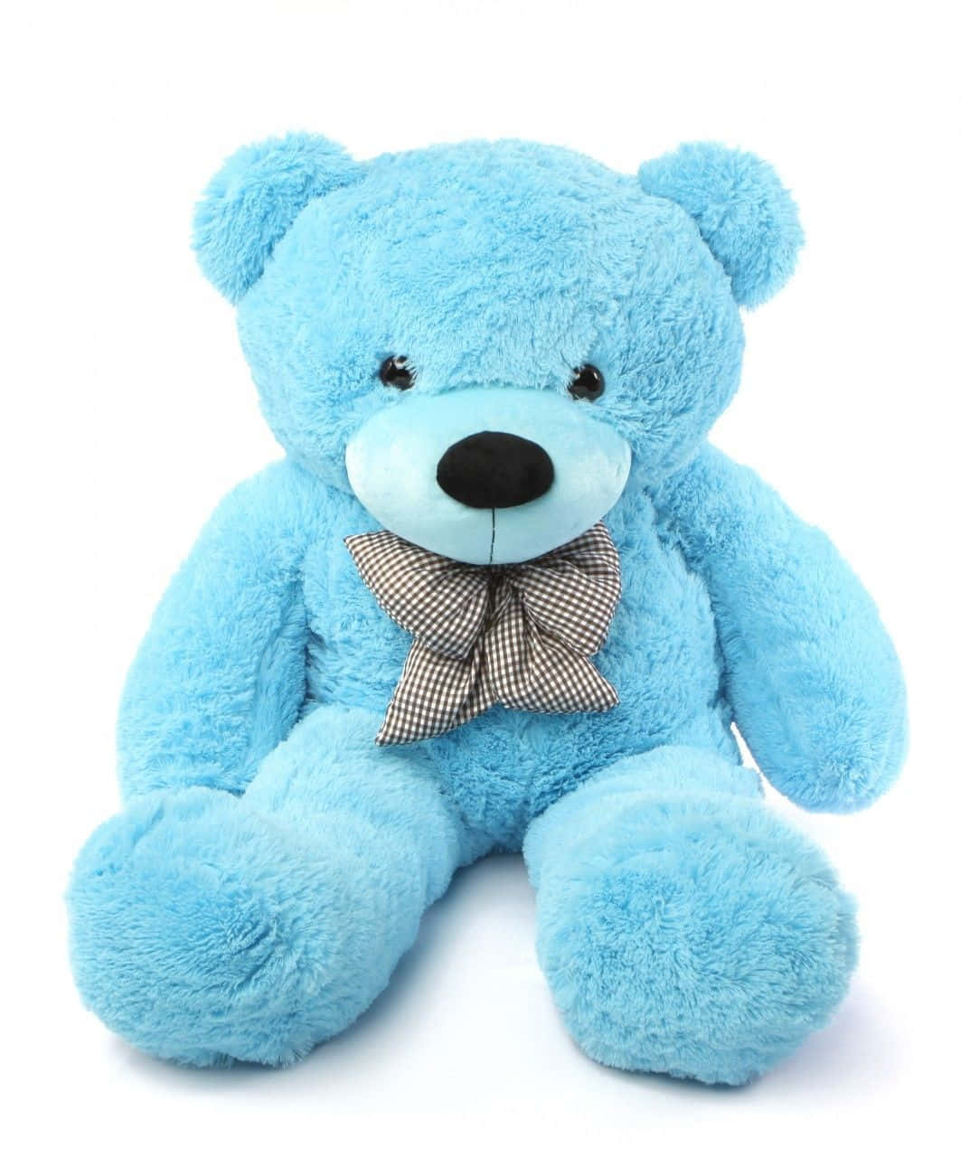 Teddy Bear 桌布 壁紙 — 一隻毛茸茸的淺藍色泰迪熊直立坐著，戴著棕色和白色格紋領結，背景為白色。