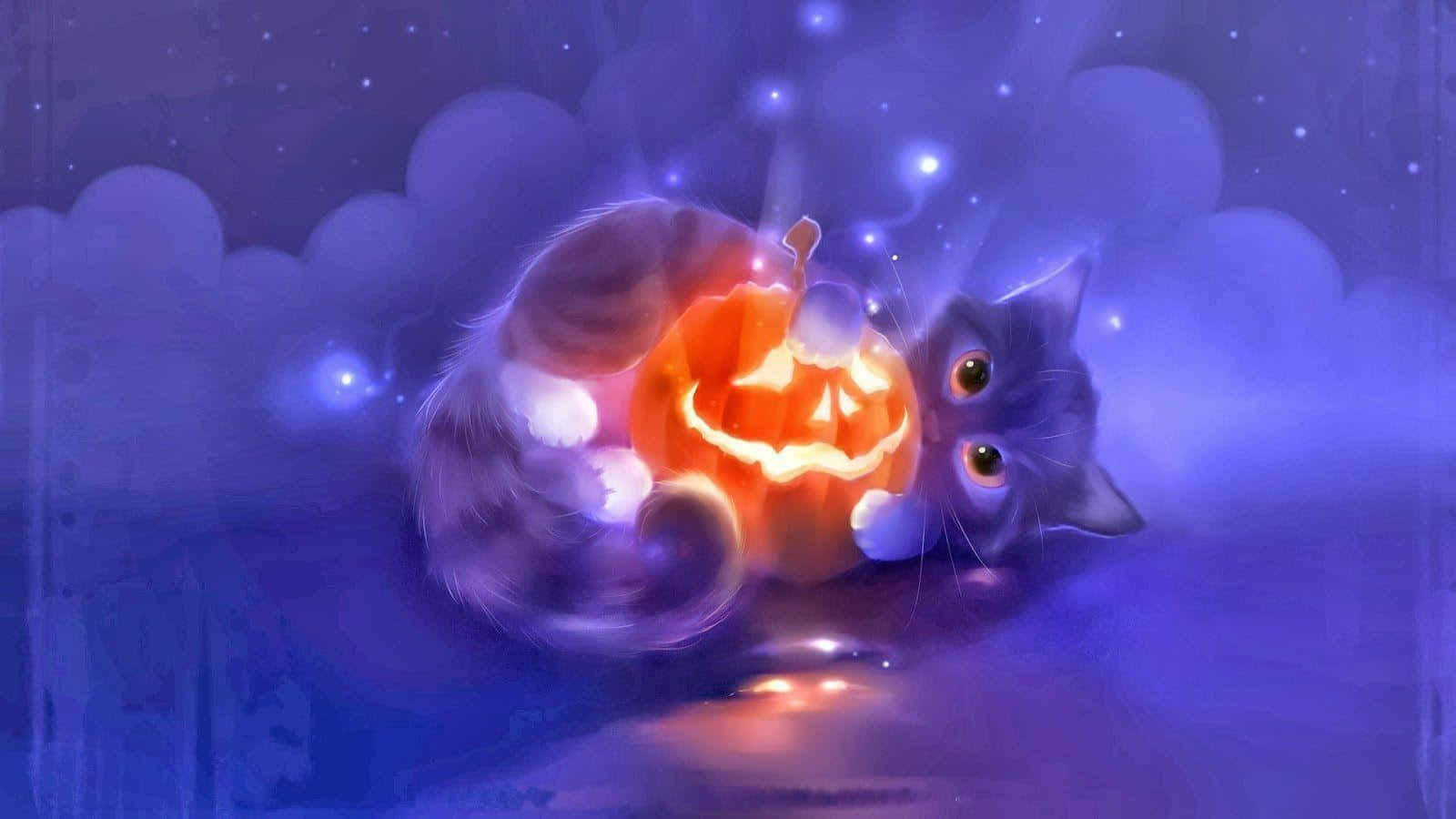 Halloween Cat 桌布 壁紙 — 一隻毛茸茸的灰色貓咪在繁星點點的紫色夜空下，擁抱著一個發光的傑克南瓜燈，天空中有柔軟的雲朵。