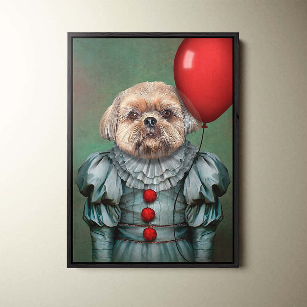 Funny Pet 桌布 壁紙 — 一隻毛茸茸的狗打扮成小丑，穿著藍綠色荷葉邊服裝，在柔和的綠色背景前拿著一個紅色氣球。