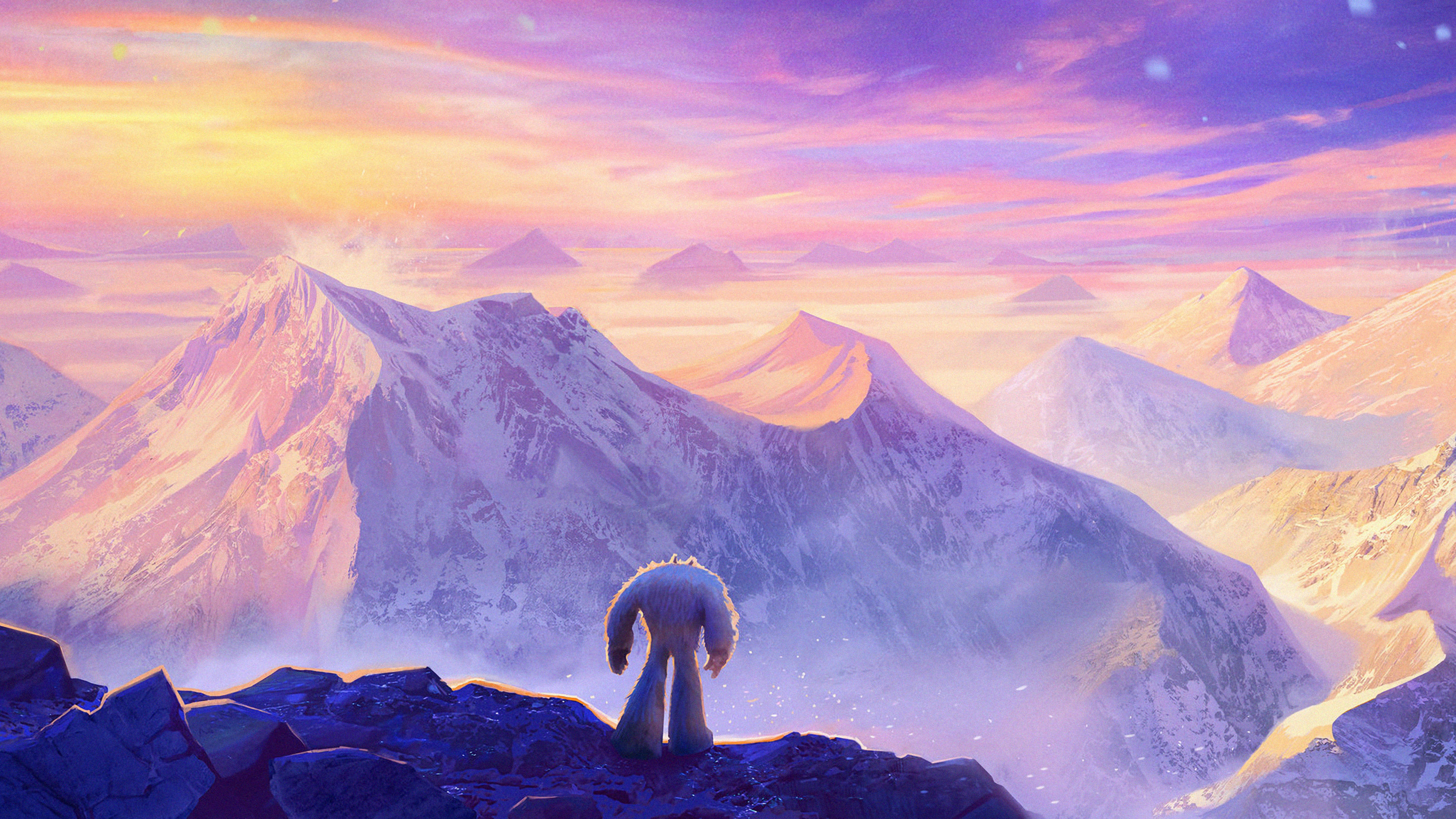 Smallfoot 桌布 壁紙 — 一隻毛茸茸的生物在黎明時獨自站在白雪覆蓋的山頂上，眺望著廣闊的紫色和金色山脈。