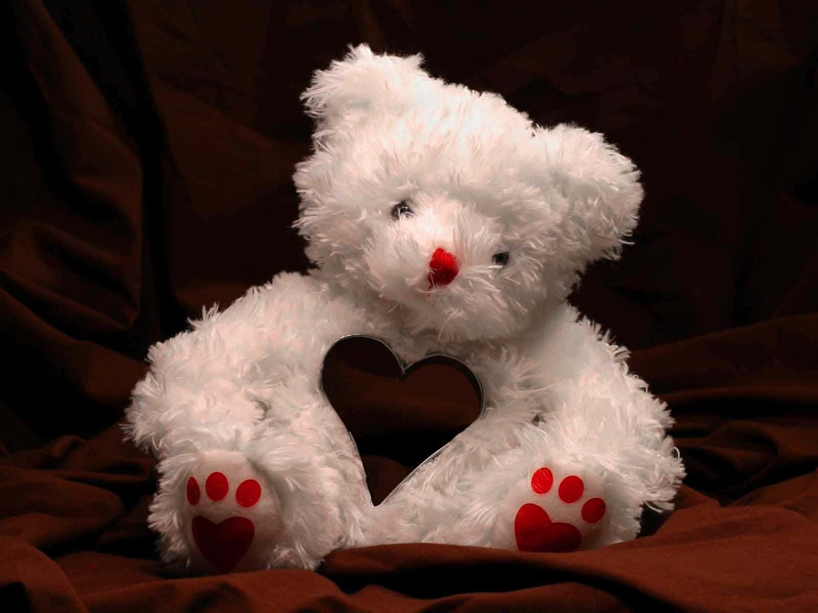 Teddy Bear 桌布 壁紙 — 一隻毛茸茸的白色泰迪熊，帶有紅色心形細節，在濃郁的棕色布料上拿著一個深色心形鏡子。