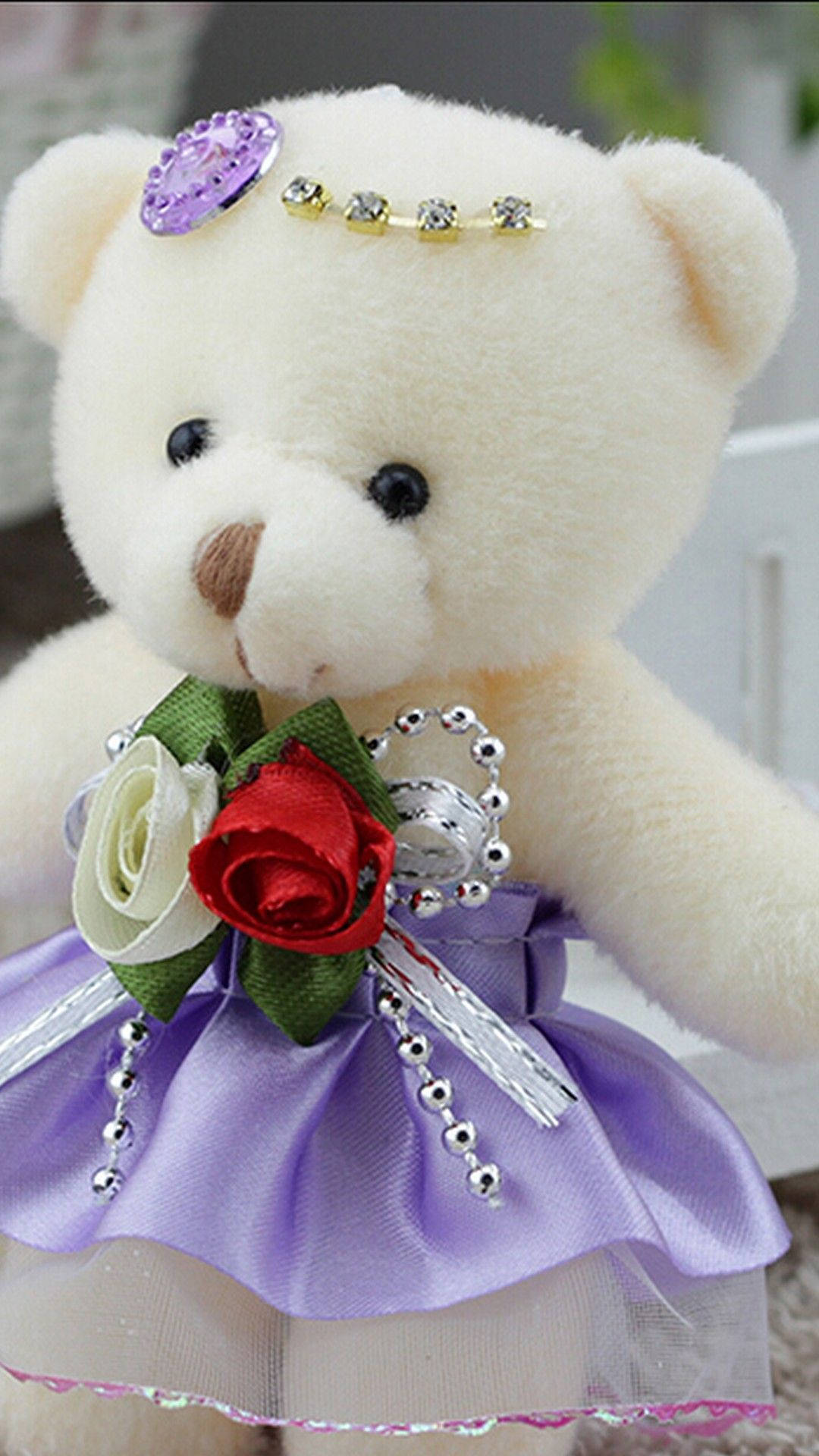 Teddy Bear 桌布 壁紙 — 一隻毛茸茸的白色泰迪熊穿著帶有銀色珠子的紫色緞面連衣裙，手持一束紅白玫瑰。