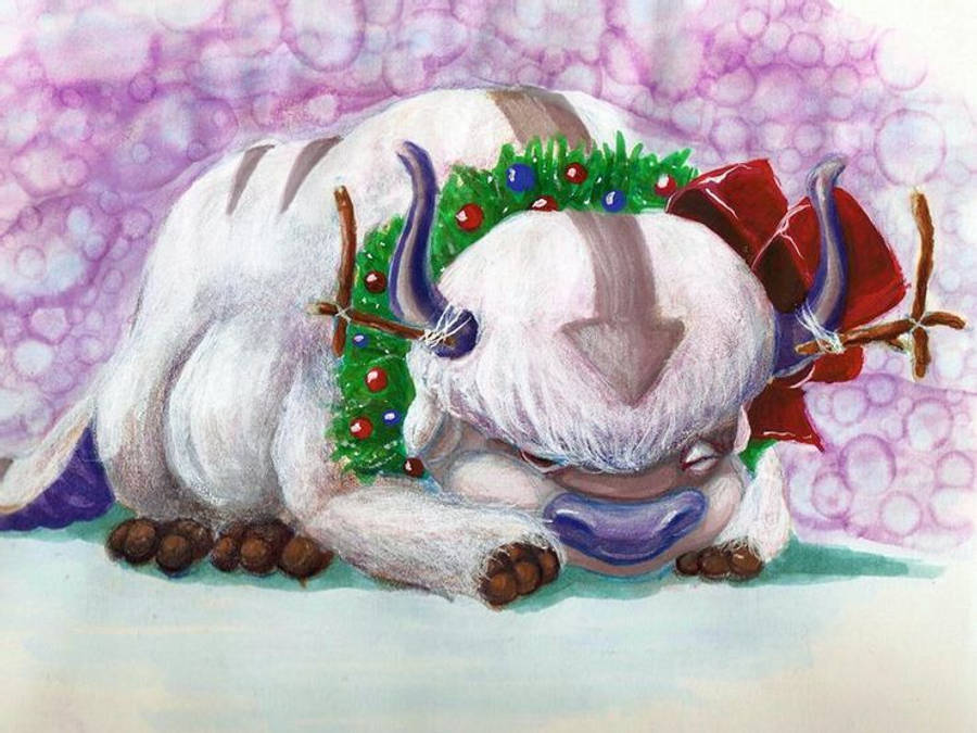 阿帕 桌布 壁紙 — 一隻毛茸茸的白色牛科動物在柔和的紫色泡泡背景前，戴著節日綠色花環和紅色蝴蝶結，安詳地睡著。