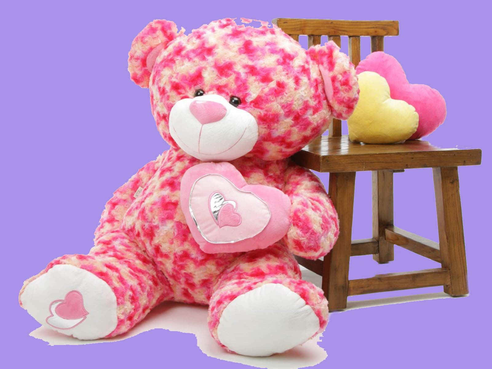 bear love 桌布 壁紙 — 一隻毛茸茸的粉白色泰迪熊抱著心形枕頭，坐在一張帶有心形坐墊的木椅旁邊，背景是薰衣草色。