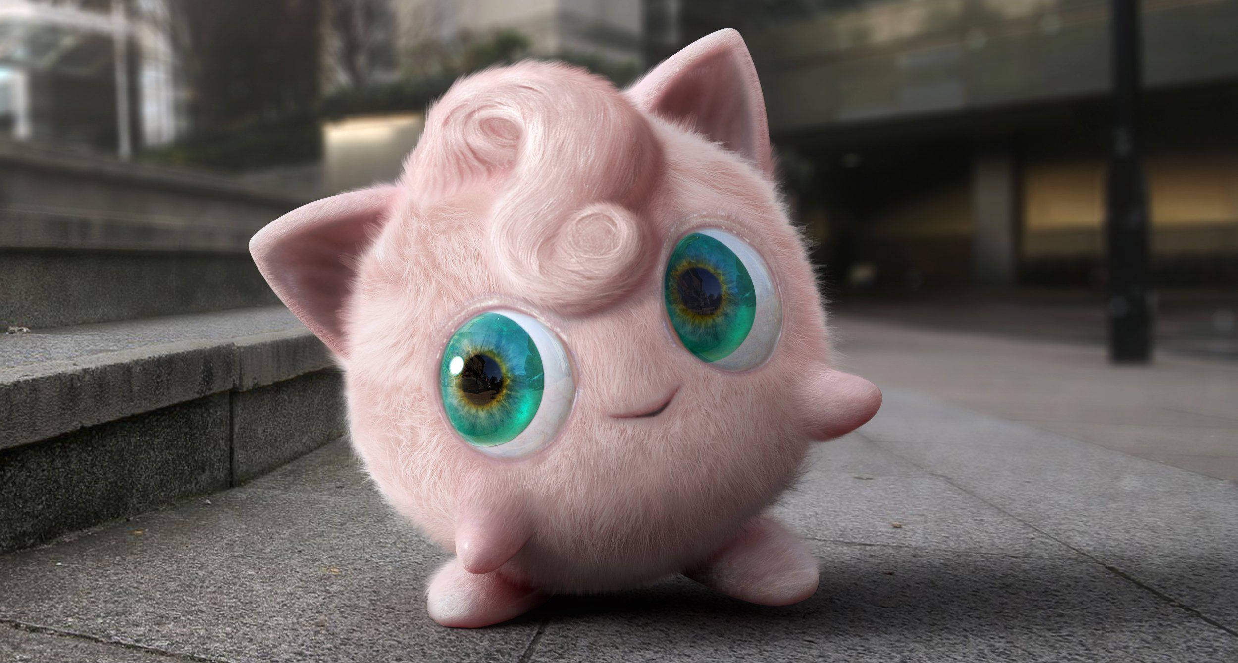 Jigglypuff 桌布 壁紙 — 一隻毛茸茸的粉紅色Jigglypuff，有著巨大的藍綠色眼睛，坐在城市的人行道上，溫柔地微笑向上看。