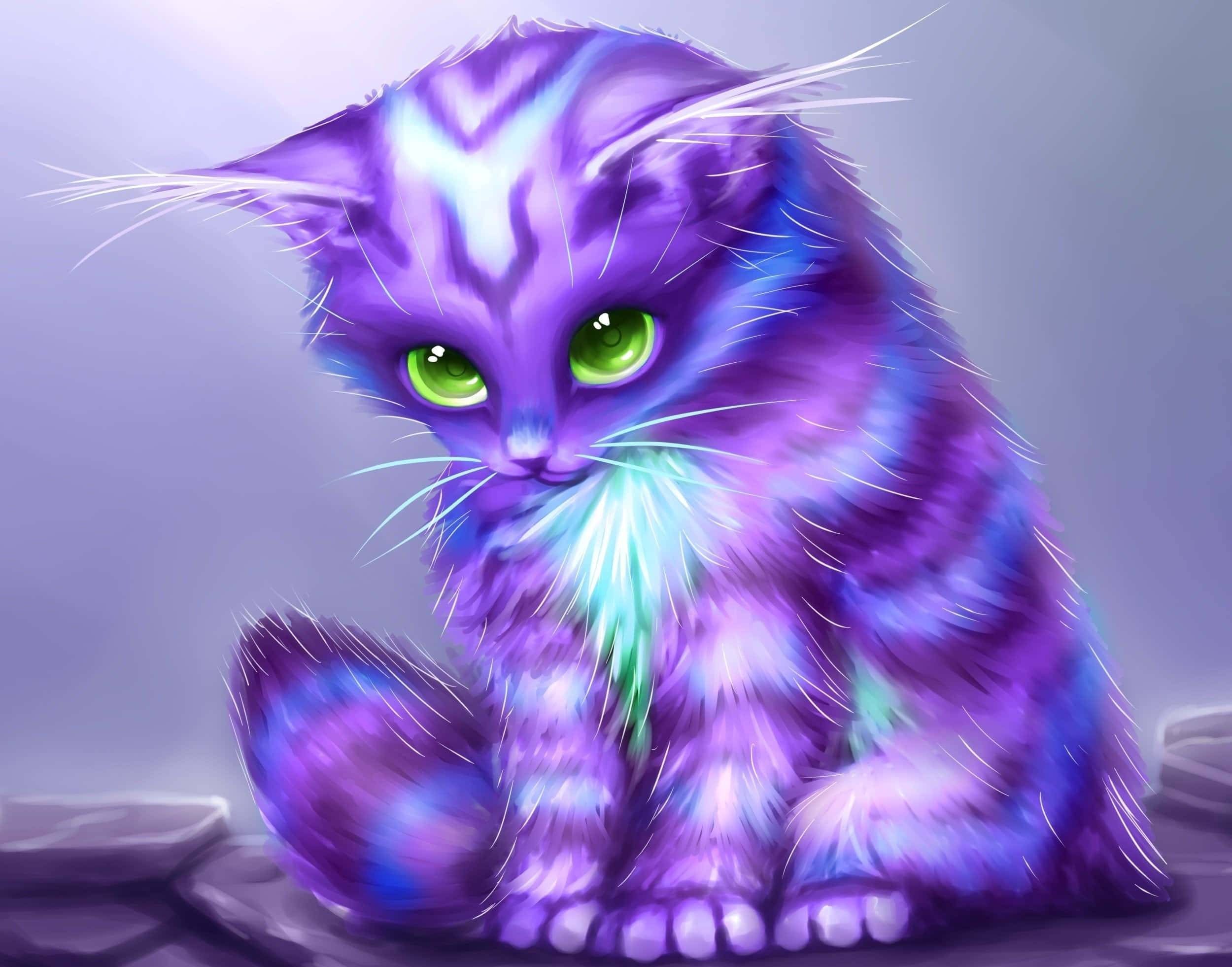 可愛貓咪 桌布 壁紙 — 一隻毛茸茸的紫色和藍色貓咪，閃爍著綠色眼睛，靜靜地坐在石頭表面上，背景是柔和的漸變色。