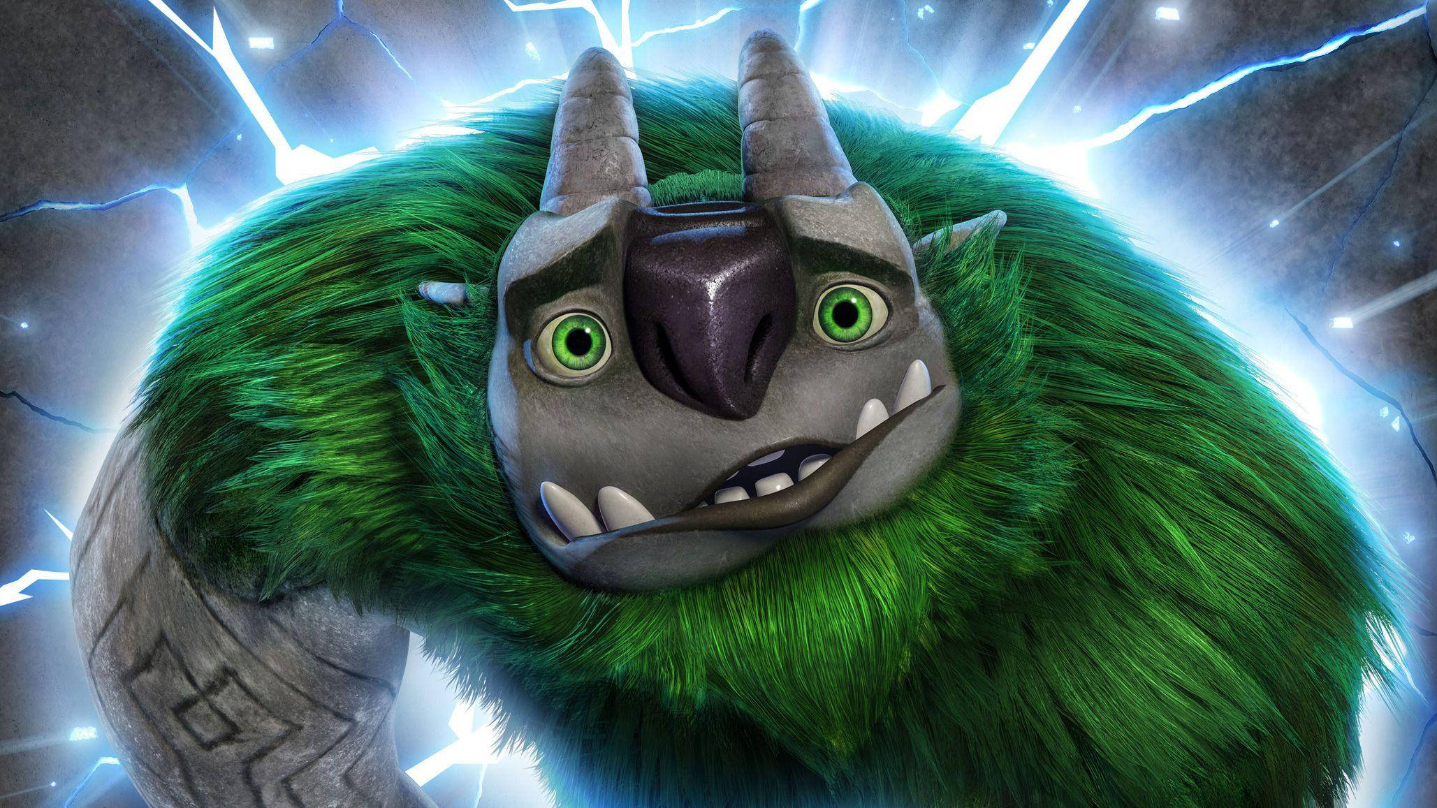 trollhunters tales of arcadia 桌布 壁紙 — 一隻毛茸茸的綠色怪物，有著發光的眼睛和角，站在黑暗洞穴中劈啪作響的藍色閃電中。