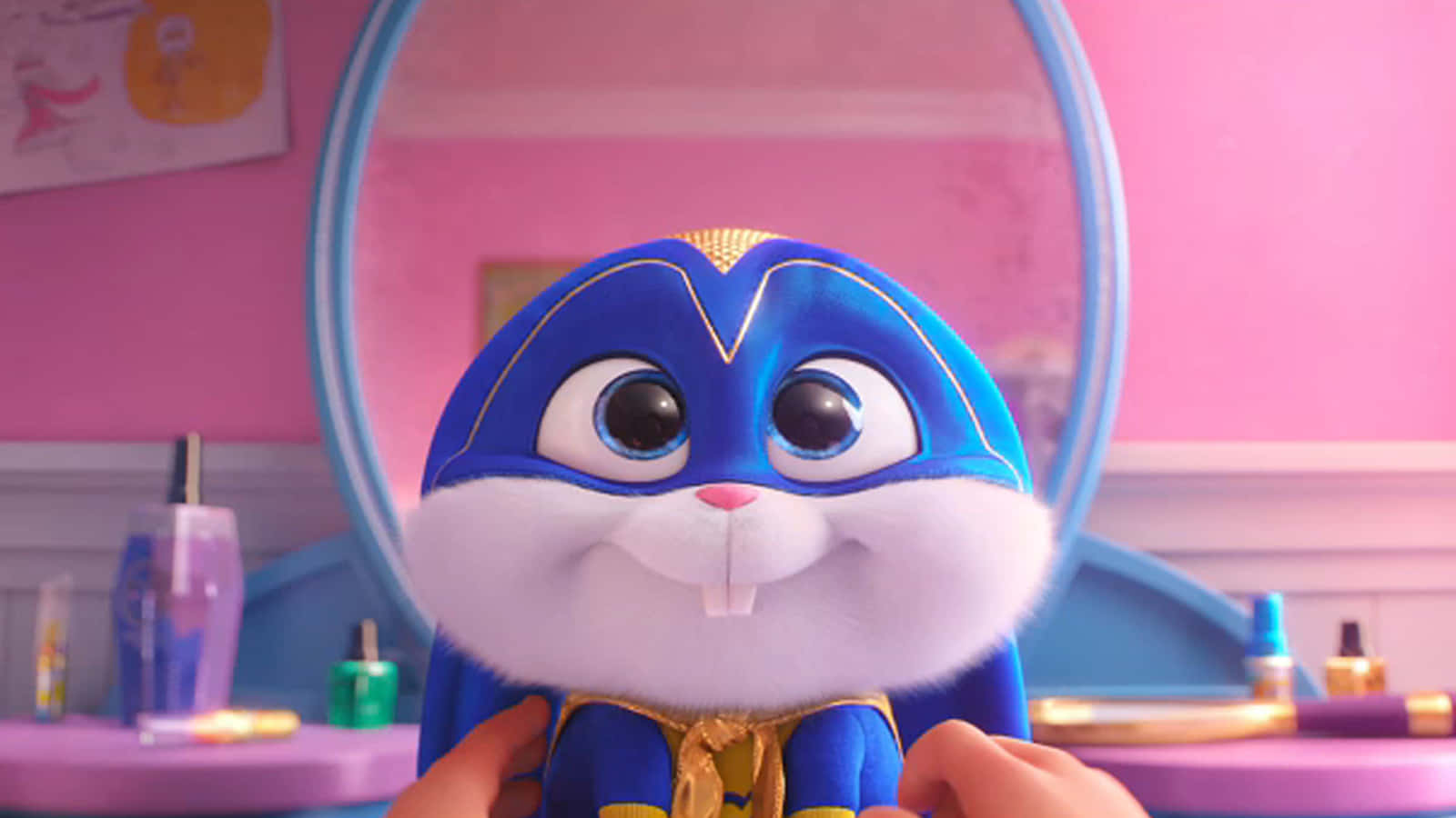 Cute Cartoon Animal 桌布 壁紙 — 一隻毛茸茸的藍色兔子超級英雄穿著戲服，在粉紅色的房間裡看著圓鏡中的自己。