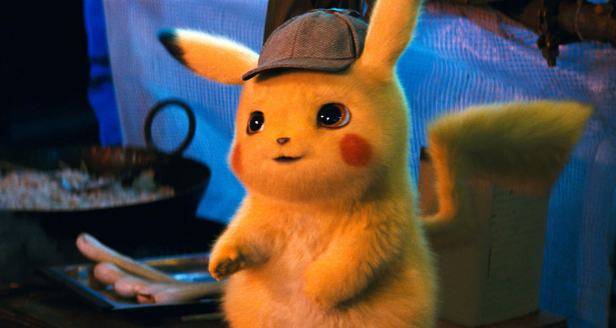 Pokemon Toys 桌布 壁紙 — 一隻毛茸茸的黃色皮卡丘戴著偵探帽，站在燈光昏暗、帶有藍色燈光的房間裡，背景有廚房用具。