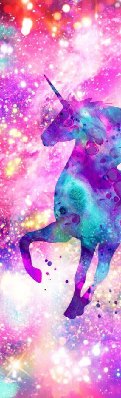 Galaxy Unicorn 桌布 壁紙 — 一隻水彩獨角獸剪影奔馳過充滿粉紅色、紫色和藍綠色星星的鮮豔宇宙星雲。