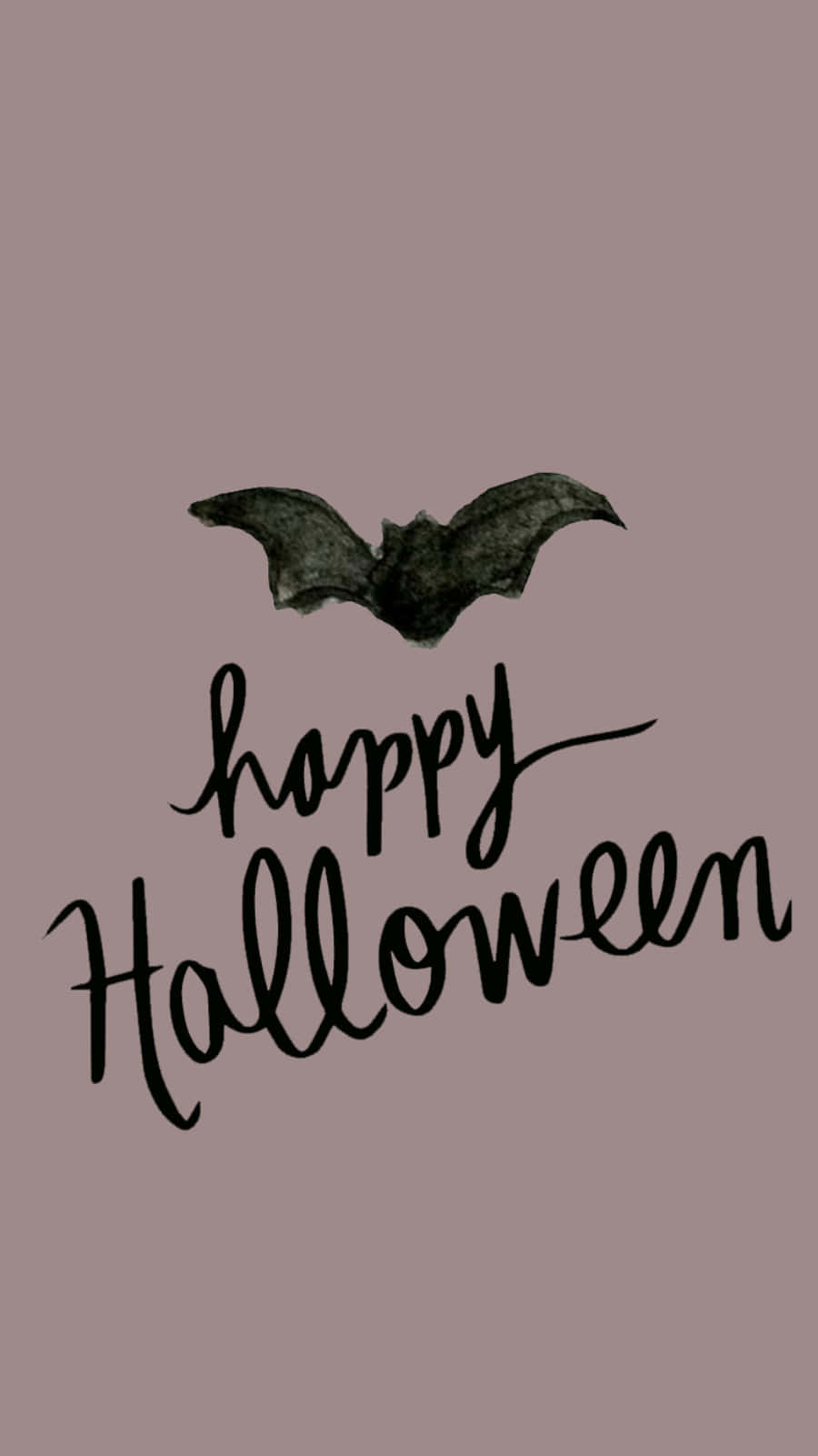 黑色 桌布 壁紙 — 一隻水彩蝙蝠飛過優雅的黑色字體，上面寫著happy halloween，背景是柔和的紫灰色。