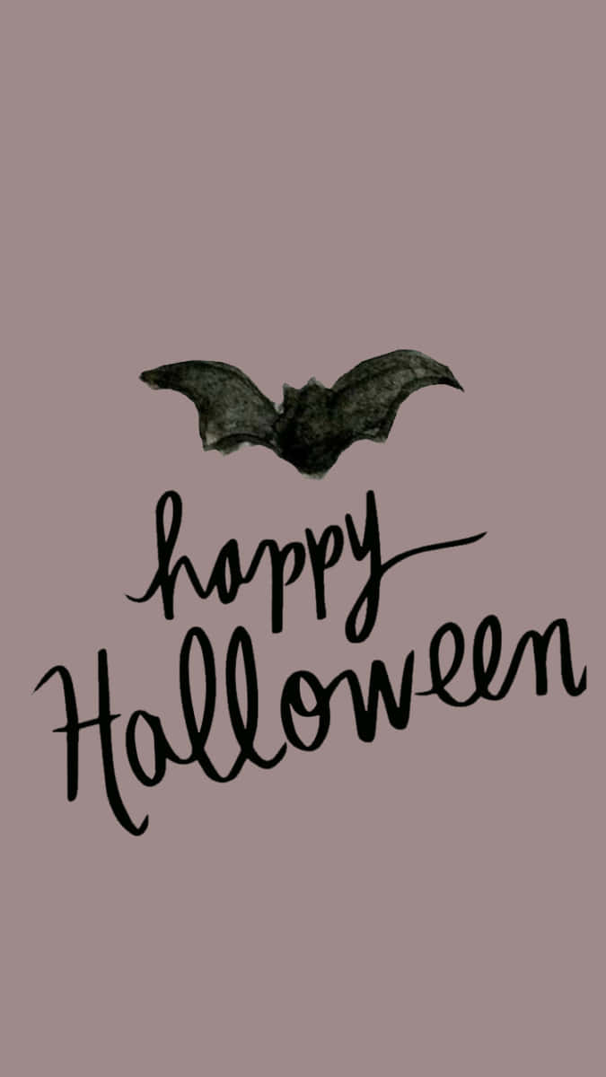 iPhone Cute Halloween 桌布 壁紙 — 一隻水彩蝙蝠飛過優雅的黑色字體，上面寫著happy halloween，背景是柔和的紫灰色。