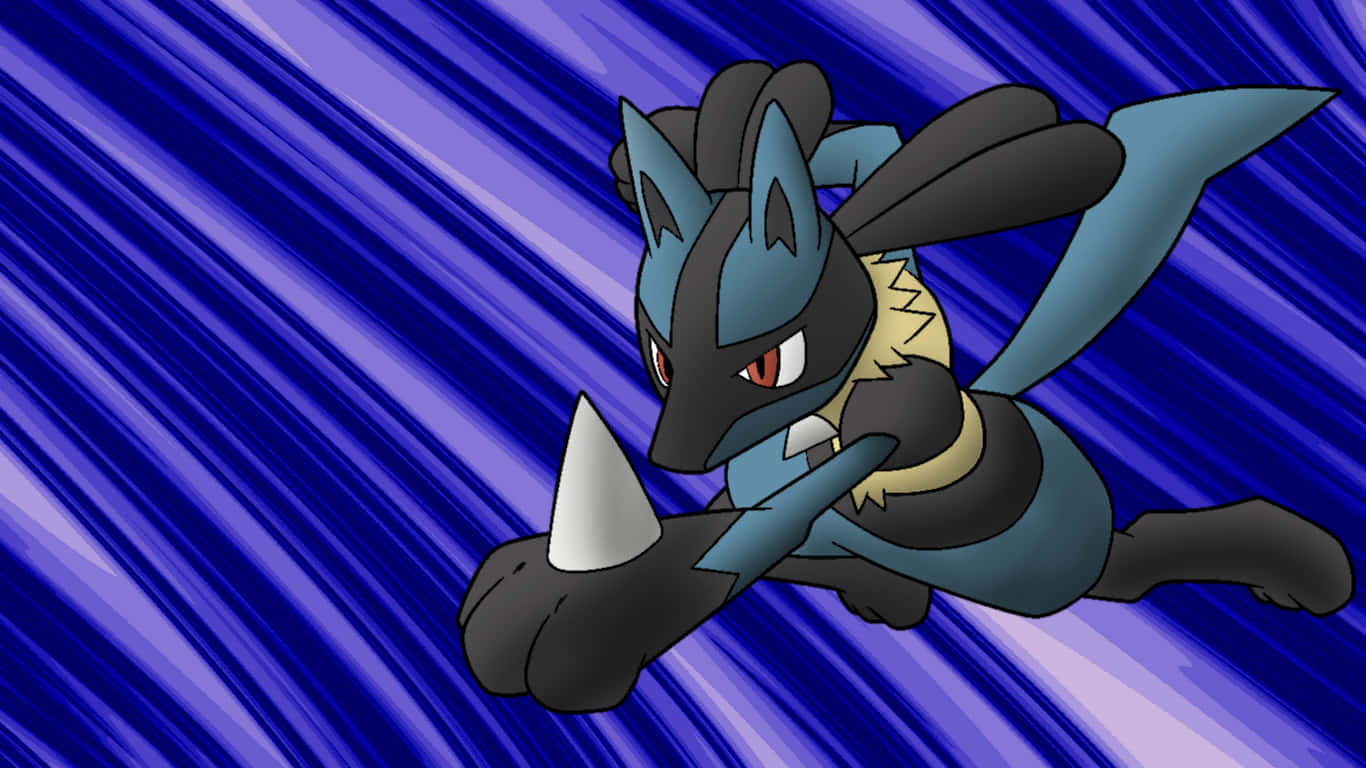 Pokemon Lucario 桌布 壁紙 — 一隻流線型的藍黑色寶可夢在帶有條紋的皇家藍背景前向前衝刺。