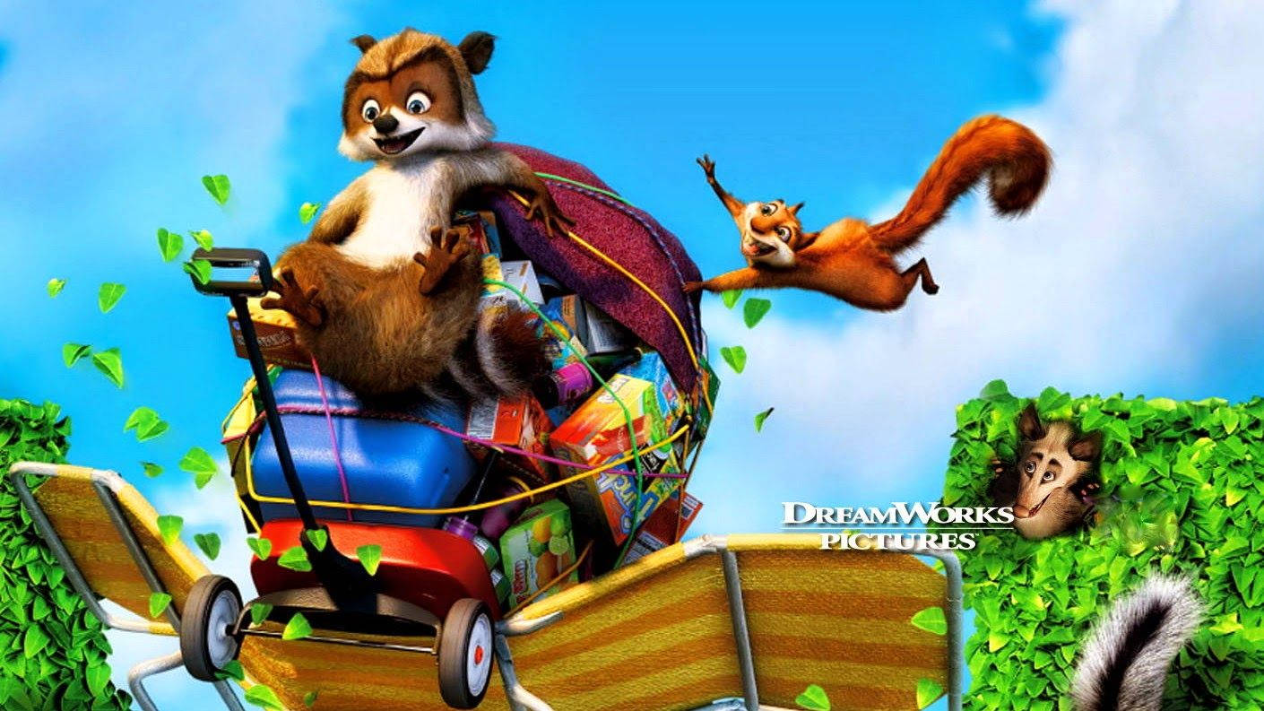 Over The Hedge 桌布 壁紙 — 一隻浣熊愉快地騎著一輛裝滿行李的手推車穿過充滿活力的綠色森林，旁邊有一隻松鼠跳躍著。
