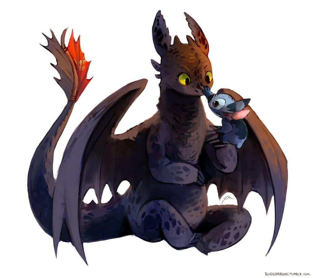 Toothless And Stitch 桌布 壁紙 — 一隻深棕色的龍，有著發光的黃色眼睛，輕輕地用鼻子蹭著一個小小的藍色生物，背景是白色。