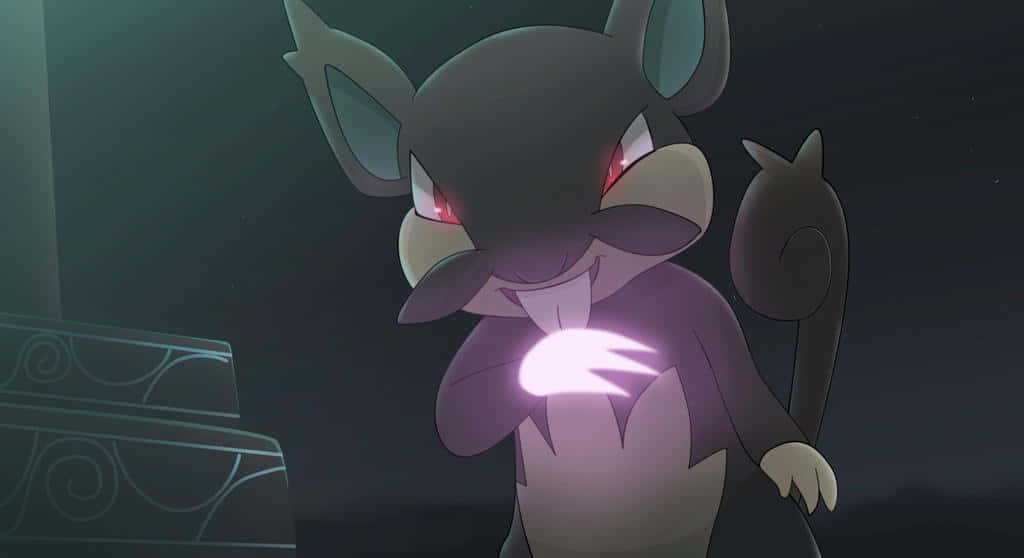 Rattata 桌布 壁紙 — 一隻深紫色的寶可夢，擁有發光的紅色眼睛和胸前發光的白色符號，站在昏暗神秘的環境中。