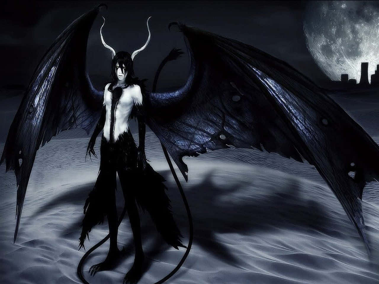 Ulquiorra Cifer 桌布 壁紙 — 一隻深色翅膀、有角有尾巴的惡魔站在月光下的沙漠沙地上，遠處是城市天際線。