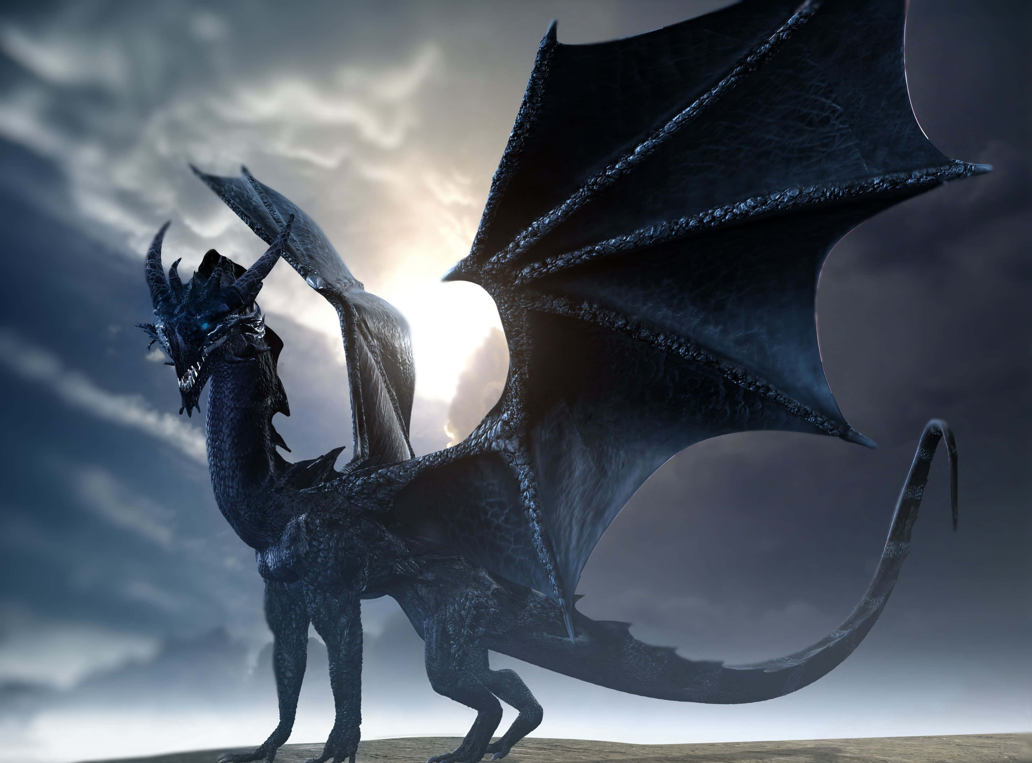 Mythical Dragon 桌布 壁紙 — 一隻深色鱗片、擁有巨大翅膀的龍，站在荒蕪的平原上，背景是暴風雨的天空，陽光穿透雲層。