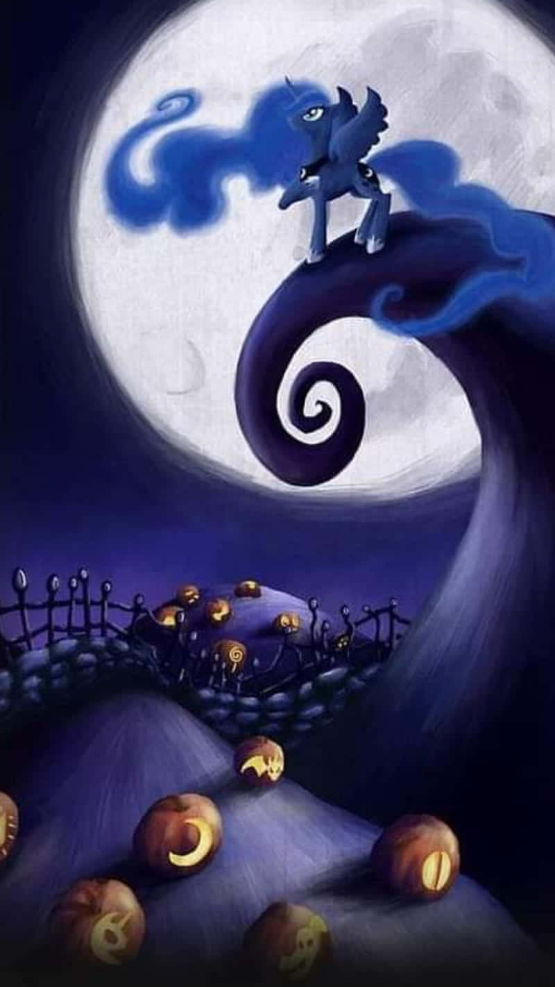 Nightmare Moon 桌布 壁紙 — 一隻深藍色有翼小馬站在螺旋形山丘頂上，滿月下，下方有發光的傑克南瓜燈。