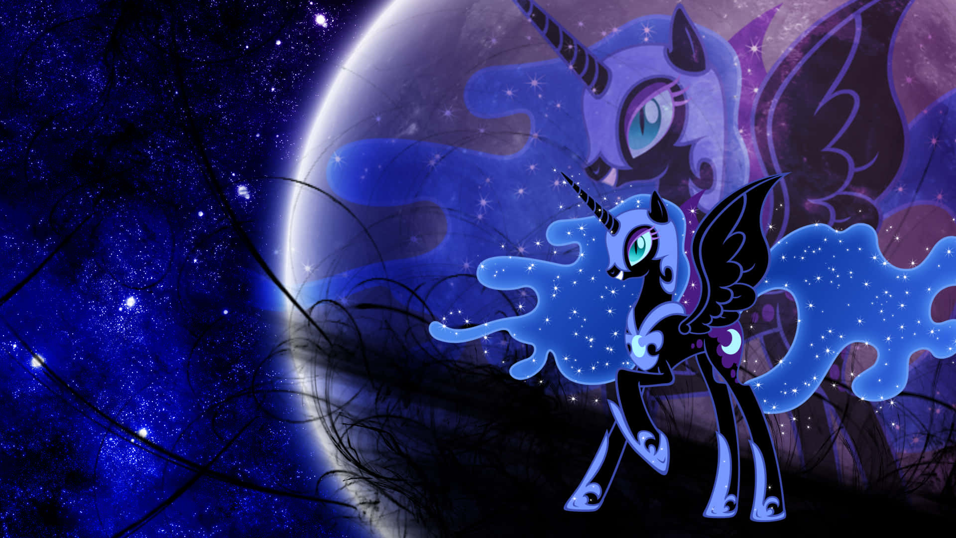 Nightmare Moon 桌布 壁紙 — 一隻深藍色獨角獸，擁有發光的眼睛和星光光環，站在宇宙夜空中的新月前。