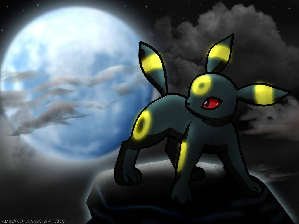 Umbreon 桌布 壁紙 — 一隻深藍色的月伊貝帶有發光的黃色標記，在繁星點點的夜空下，警覺地站在一塊岩石上，上方是一輪巨大的發光月亮。
