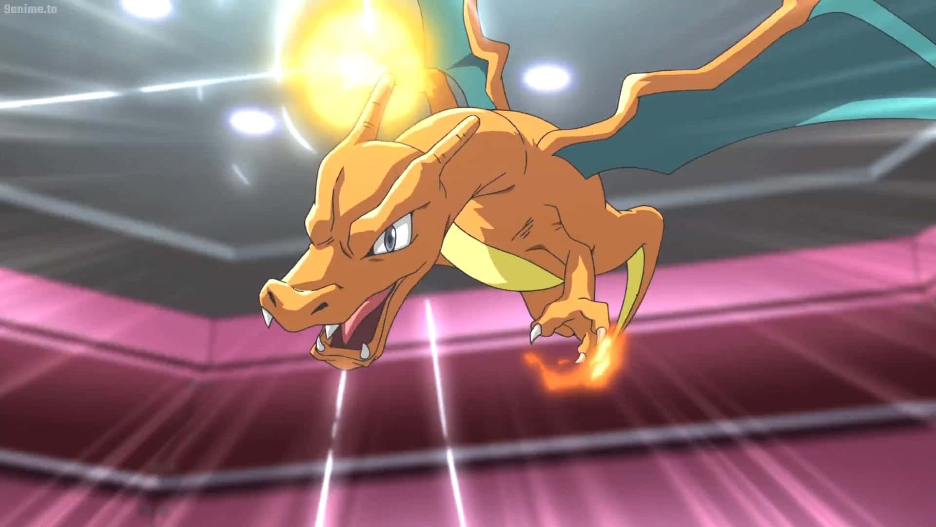 Charizard Pokemon 桌布 壁紙 — 一隻火熱橙色的龍系寶可夢在發光的競技場中動態飛翔，伴隨強烈光線和動態模糊。