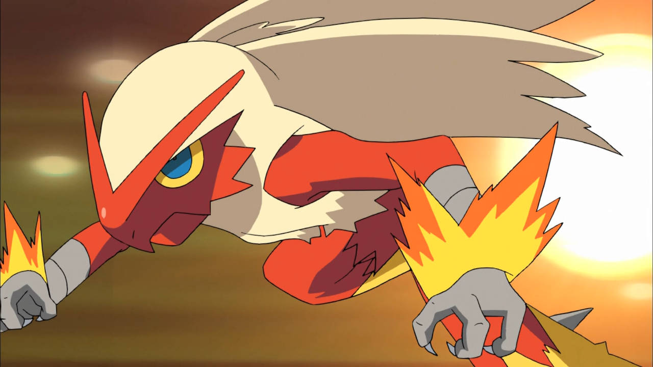 Blaziken 桌布 壁紙 — 一隻火熱的動畫寶可夢，身穿紅白鎧甲，拳頭噴出火焰，在閃耀的日落背景下向前衝刺。