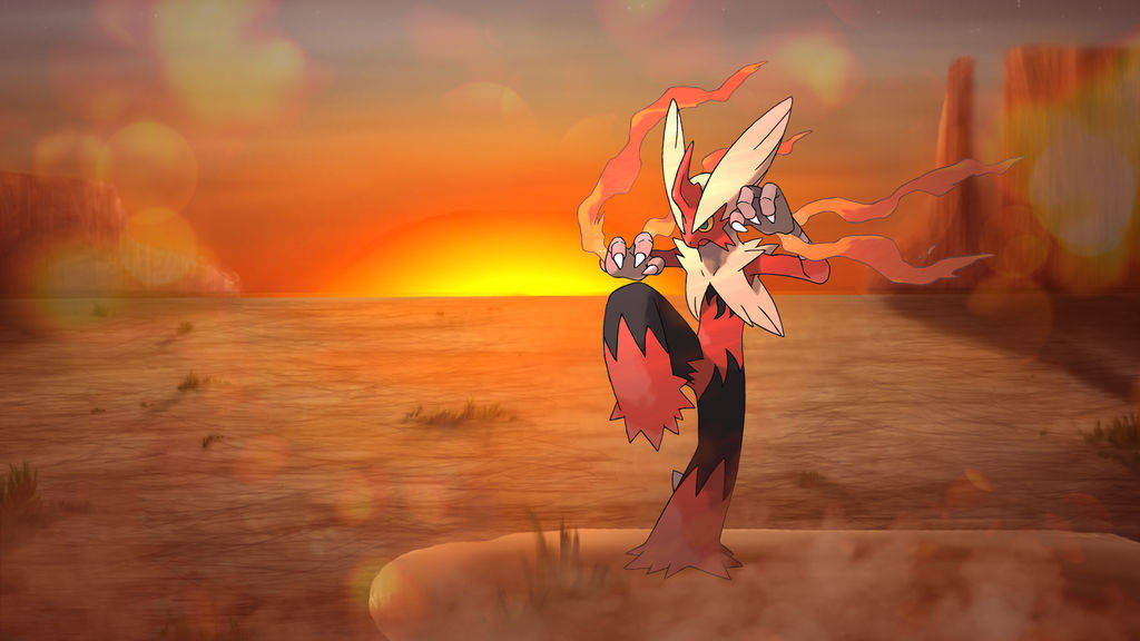 Blaziken 桌布 壁紙 — 一隻火熱的動畫寶可夢站在沙漠岩石上，夕陽將天空染成橙色和金色。