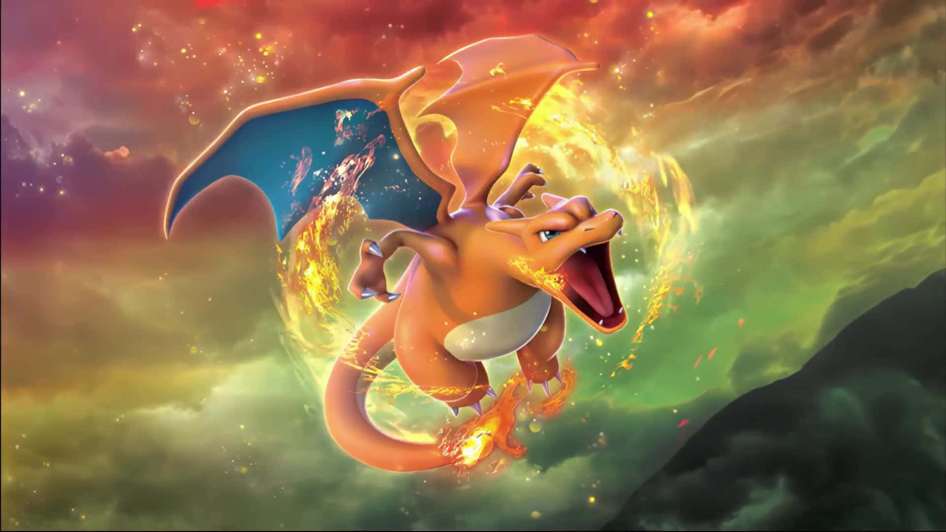Pokemon Charizard 桌布 壁紙 — 一隻火熱的噴火龍在充滿活力的日落天空中翱翔，在戲劇性的雲層背景下從口中噴出火焰。