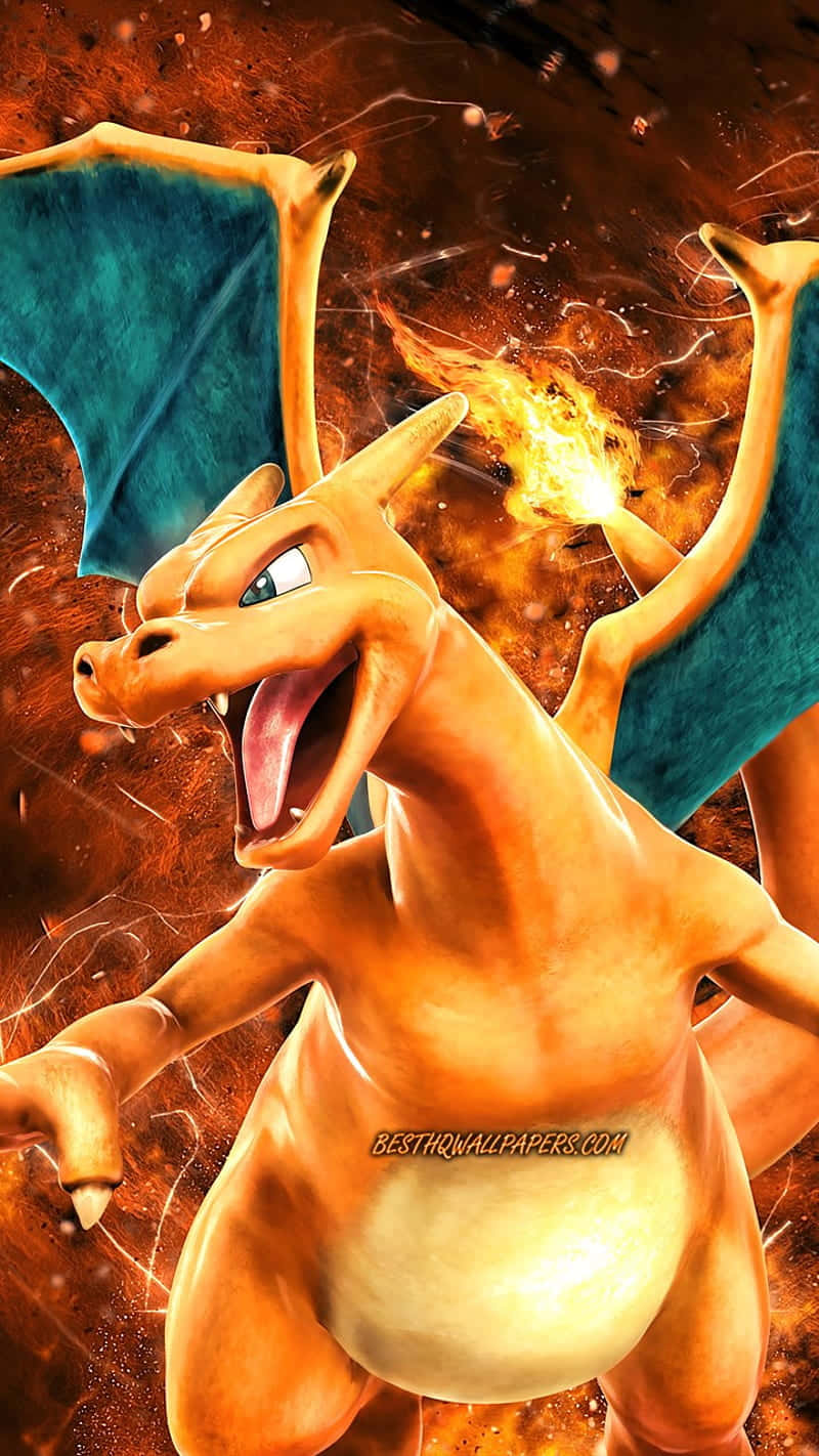 Charizard Pokemon 桌布 壁紙 — 一隻火熱的噴火龍在旋轉的橙色和藍綠色背景前咆哮，火焰從牠的口中噴出。