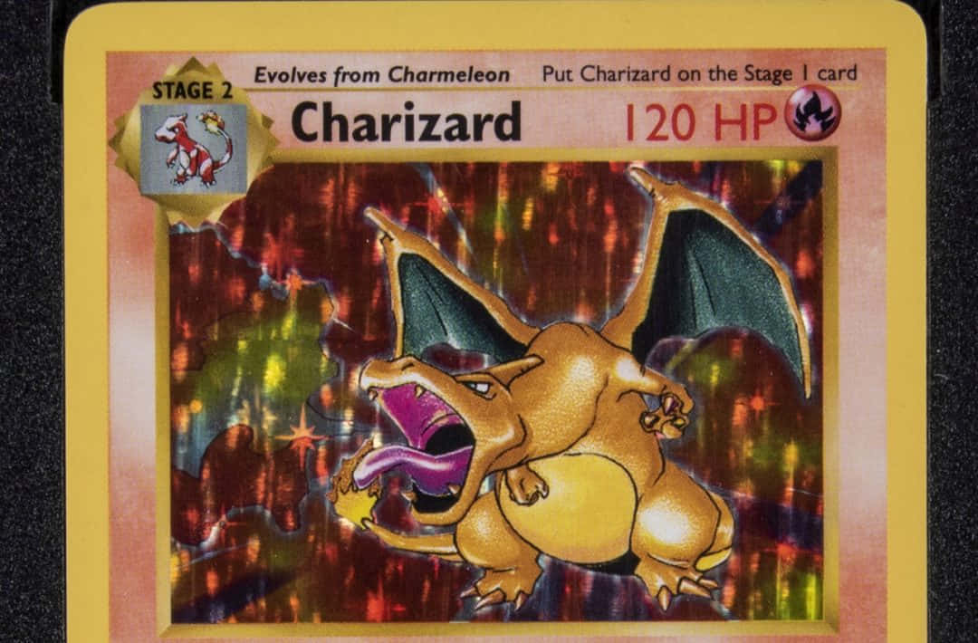 Charizard Pokemon 桌布 壁紙 — 一隻火熱的噴火龍在發光抽象背景前的全息寶可夢卡上展開翅膀咆哮。