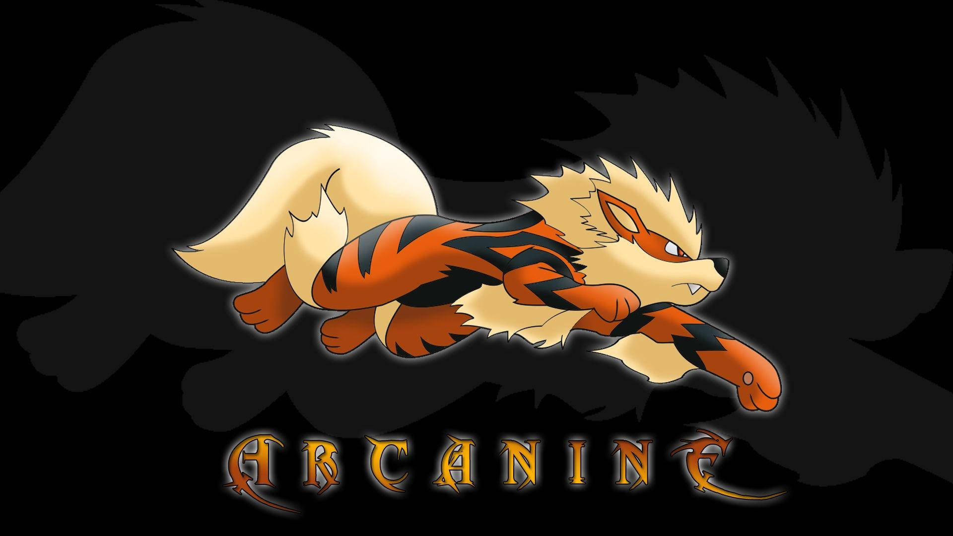 Arcanine 桌布 壁紙 — 一隻火紅橙色和黑色的風速狗在黑暗煙霧背景上動態跳躍，眼睛發光，下方有風格化名稱。