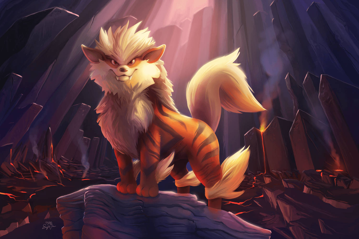 Arcanine 桌布 壁紙 — 一隻火紅的狐狸狀生物，眼睛發光，站在黑暗洞穴的岩石露頭上，洞穴被發光的熔岩和紫色光照亮。