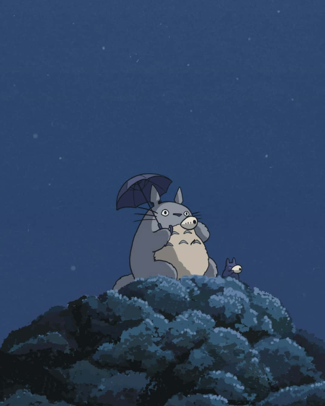 Flute 桌布 壁紙 — 一隻灰色的龍貓在星空下，站在長滿青苔的山丘上，撐著一把黑色雨傘，旁邊有一個小夥伴。