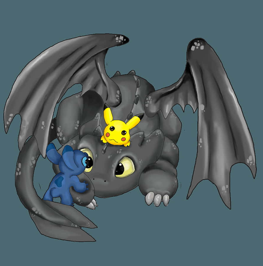 Toothless And Stitch 桌布 壁紙 — 一隻灰色龍展開翅膀，溫柔地將藍色史迪奇和黃色皮卡丘放在背上，背景為柔和的青綠色。