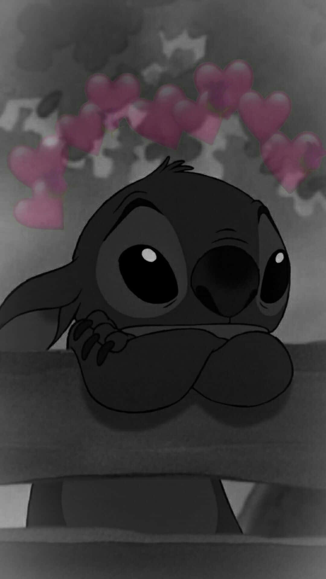 Sad Stitch 桌布 壁紙 — 一隻灰階史迪奇害羞地從邊緣探頭，頭頂上漂浮著一個粉紅色心形光環。
